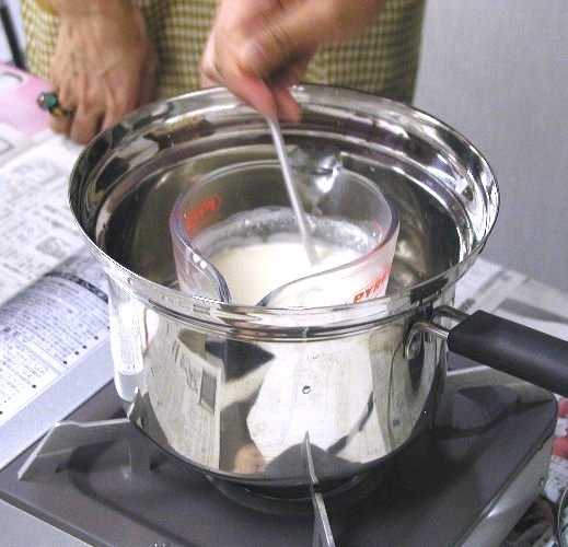 はちみつオートミール石けん作りの様子