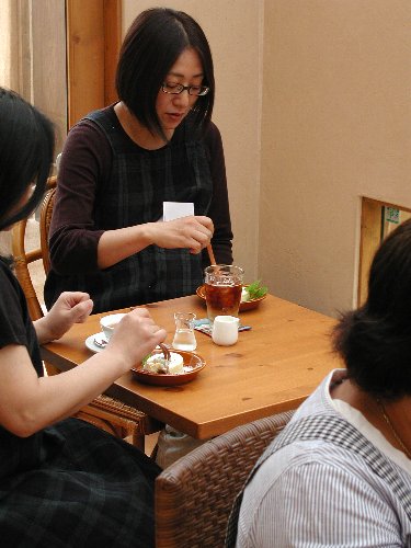 夏向けからだ石けんの作業風景